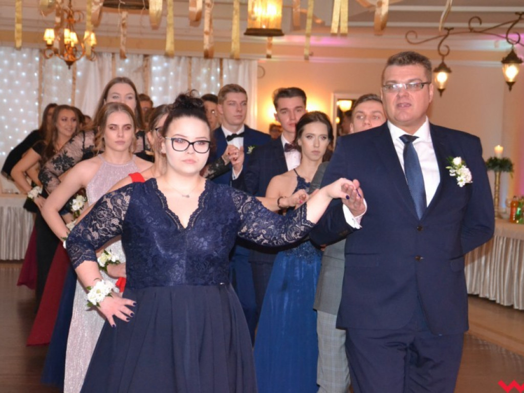 Licealiści zatańczyli poloneza. Teraz inne tańce i zabawa do białego rana