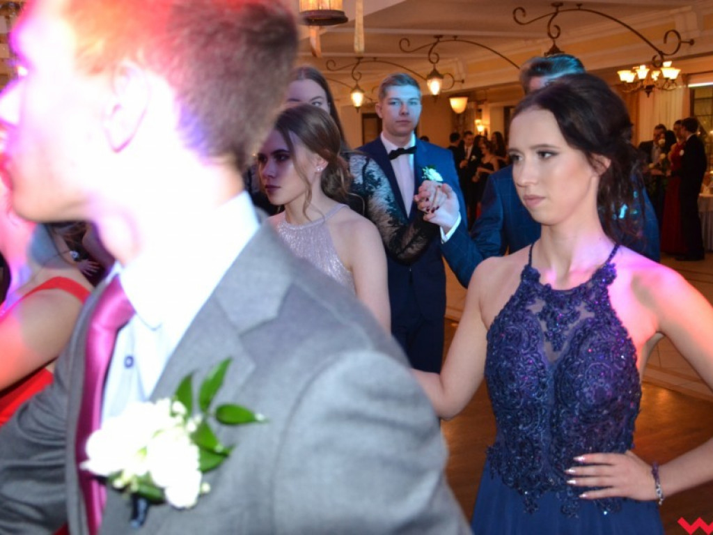 Licealiści zatańczyli poloneza. Teraz inne tańce i zabawa do białego rana