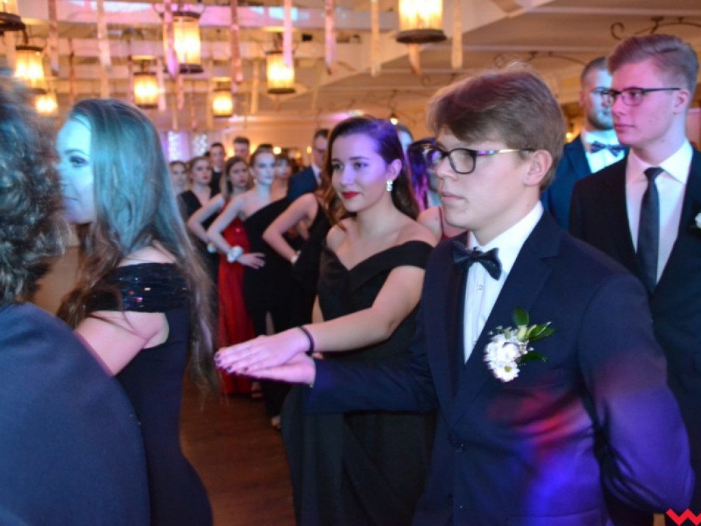 Licealiści zatańczyli poloneza. Teraz inne tańce i zabawa do białego rana