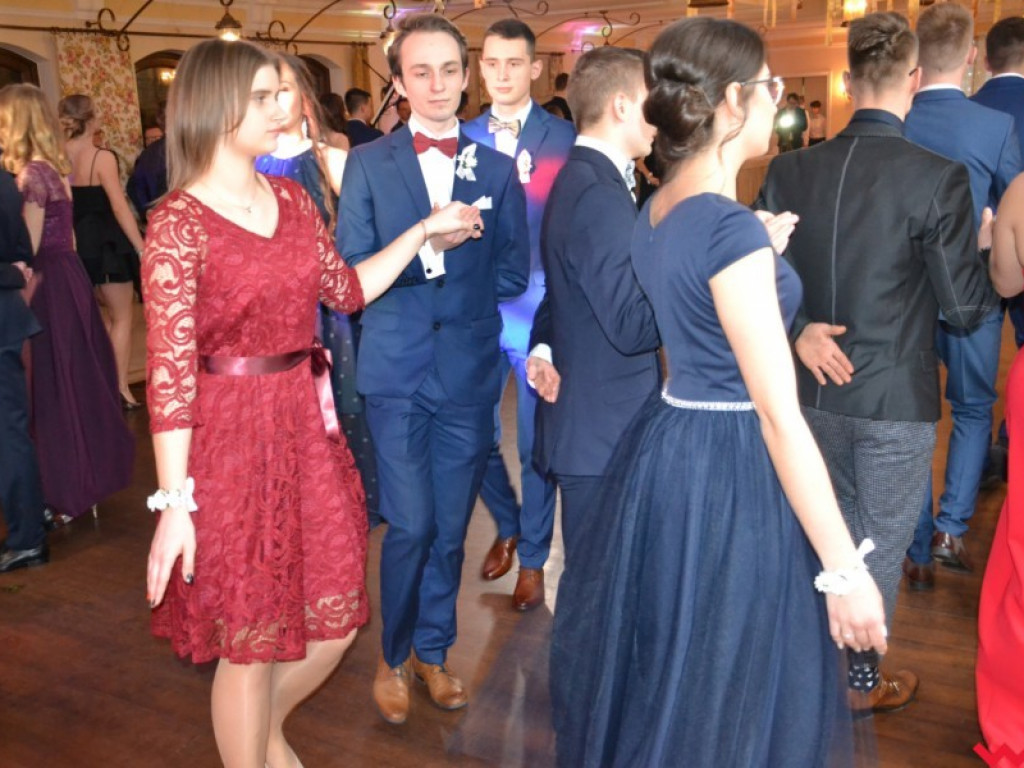 Licealiści zatańczyli poloneza. Teraz inne tańce i zabawa do białego rana