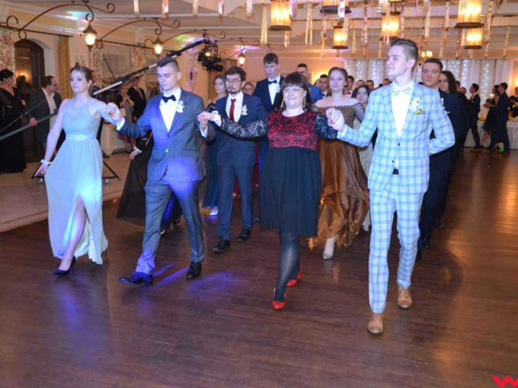 Licealiści zatańczyli poloneza. Teraz inne tańce i zabawa do białego rana