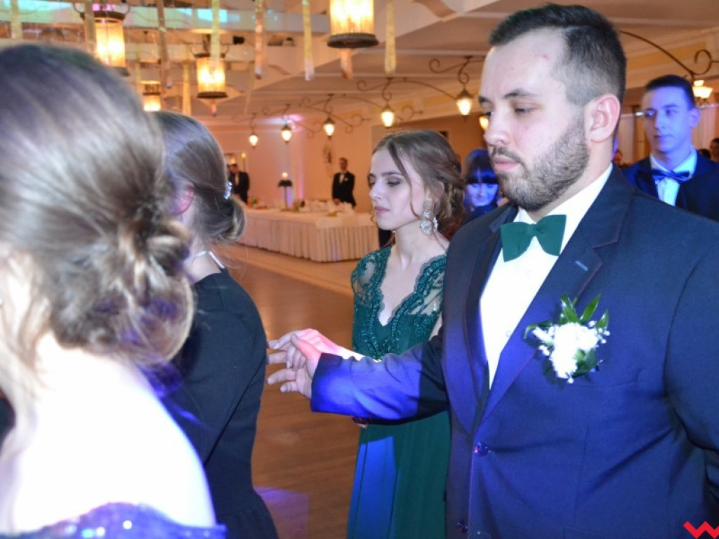 Licealiści zatańczyli poloneza. Teraz inne tańce i zabawa do białego rana