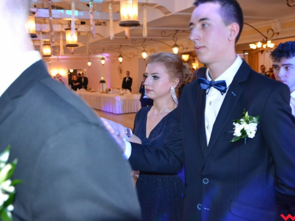 Licealiści zatańczyli poloneza. Teraz inne tańce i zabawa do białego rana