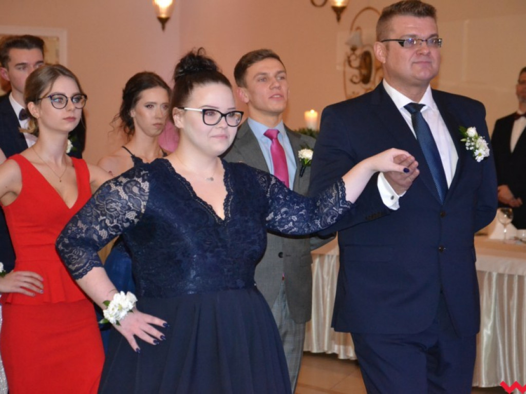 Licealiści zatańczyli poloneza. Teraz inne tańce i zabawa do białego rana