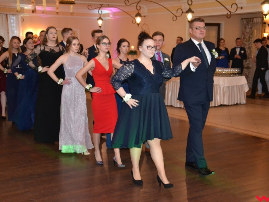 Licealiści zatańczyli poloneza. Teraz inne tańce i zabawa do białego rana