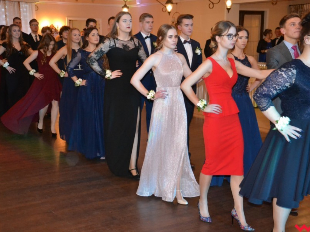 Licealiści zatańczyli poloneza. Teraz inne tańce i zabawa do białego rana