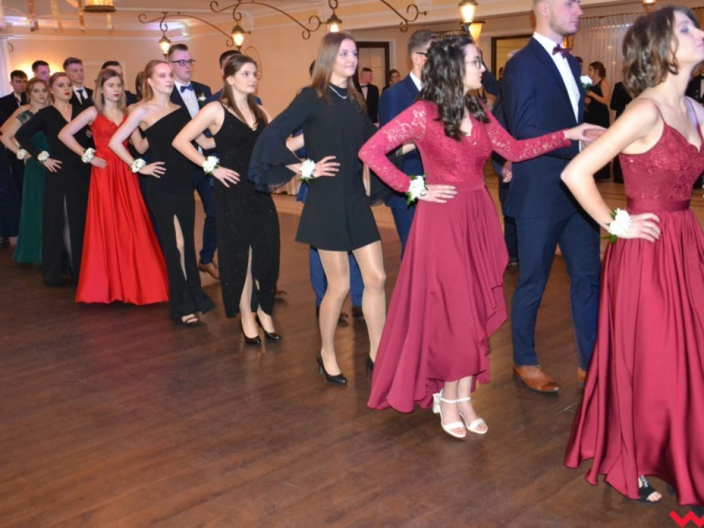 Licealiści zatańczyli poloneza. Teraz inne tańce i zabawa do białego rana