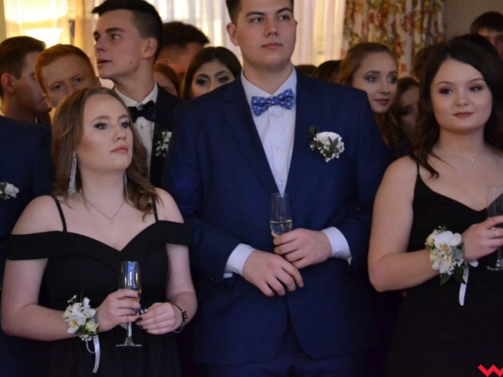 Licealiści zatańczyli poloneza. Teraz inne tańce i zabawa do białego rana