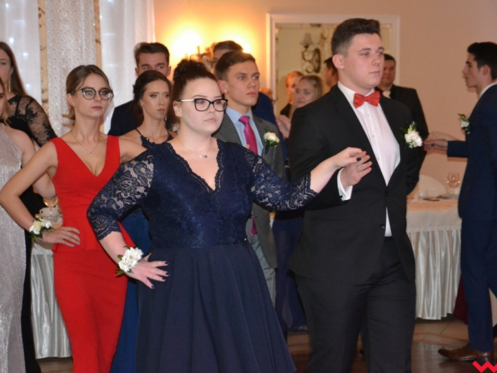 Licealiści zatańczyli poloneza. Teraz inne tańce i zabawa do białego rana
