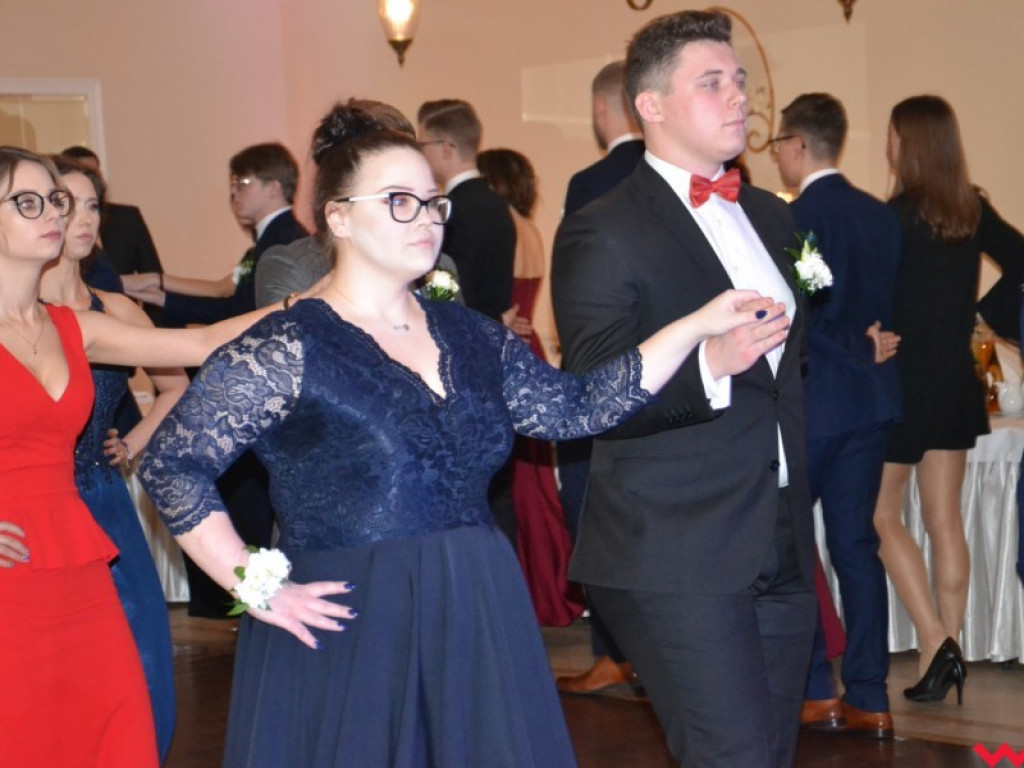 Licealiści zatańczyli poloneza. Teraz inne tańce i zabawa do białego rana