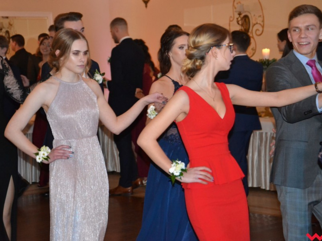 Licealiści zatańczyli poloneza. Teraz inne tańce i zabawa do białego rana