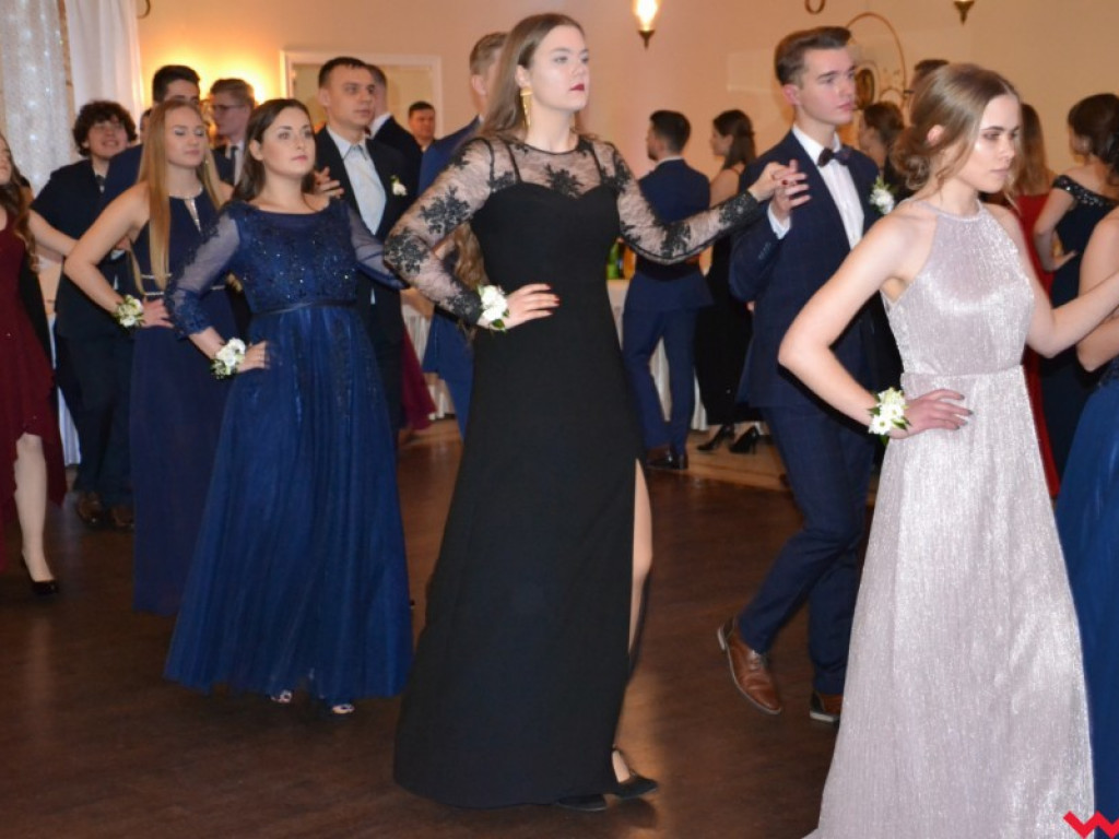 Licealiści zatańczyli poloneza. Teraz inne tańce i zabawa do białego rana