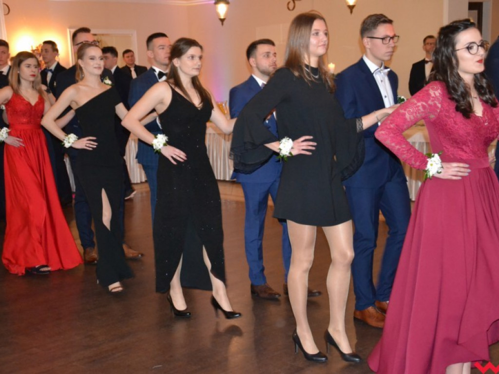 Licealiści zatańczyli poloneza. Teraz inne tańce i zabawa do białego rana