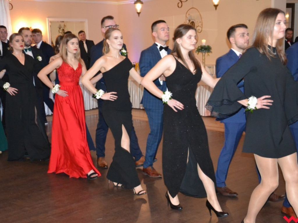 Licealiści zatańczyli poloneza. Teraz inne tańce i zabawa do białego rana