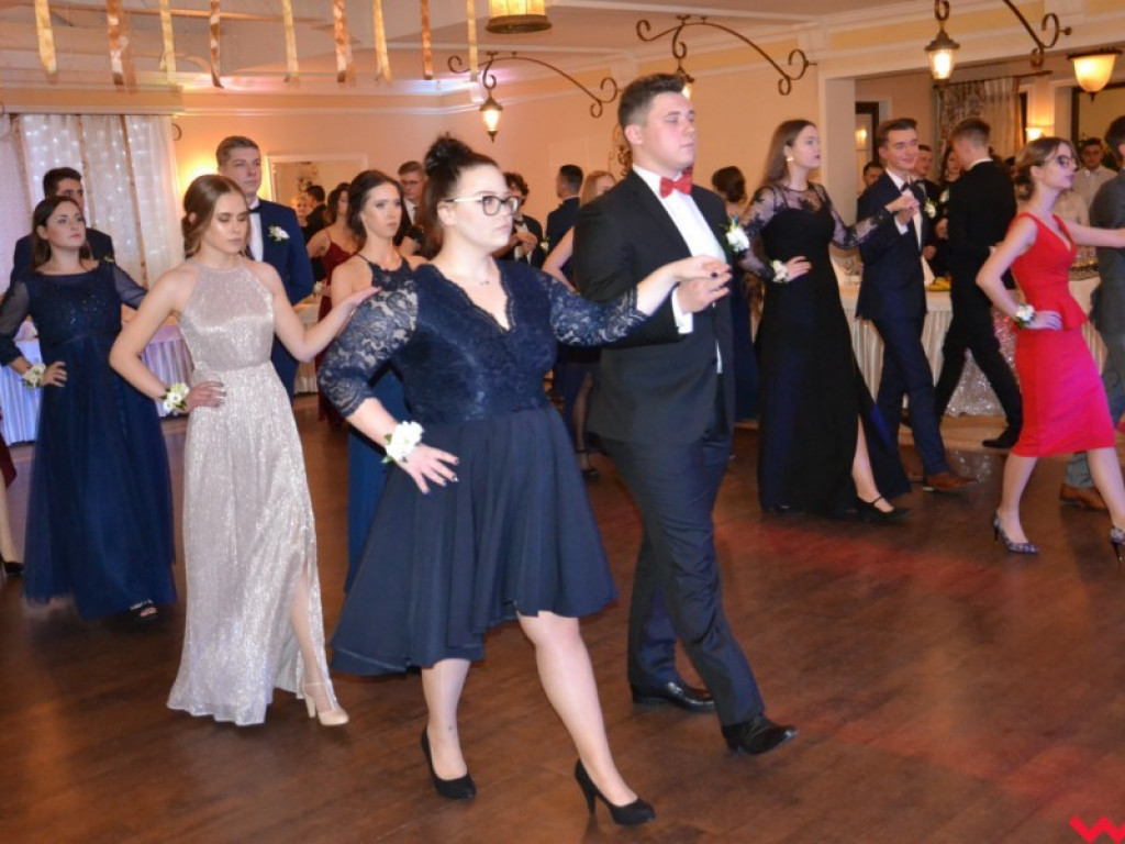 Licealiści zatańczyli poloneza. Teraz inne tańce i zabawa do białego rana