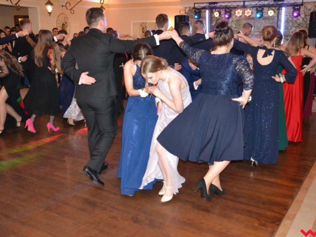 Licealiści zatańczyli poloneza. Teraz inne tańce i zabawa do białego rana