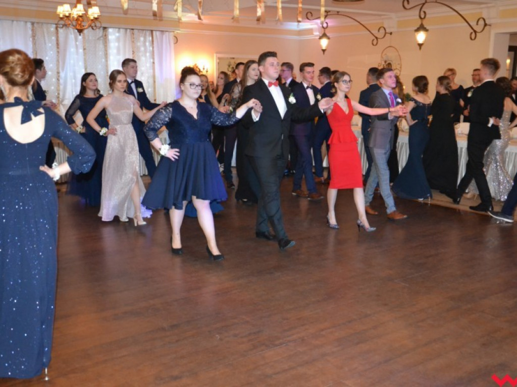 Licealiści zatańczyli poloneza. Teraz inne tańce i zabawa do białego rana