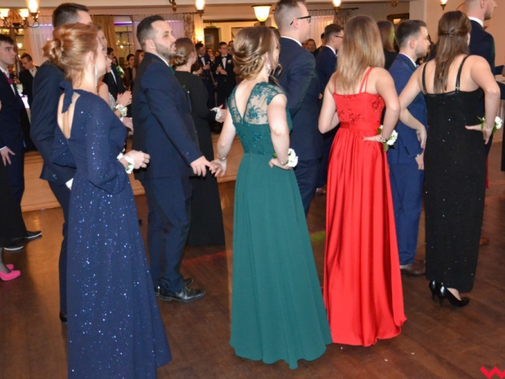 Licealiści zatańczyli poloneza. Teraz inne tańce i zabawa do białego rana