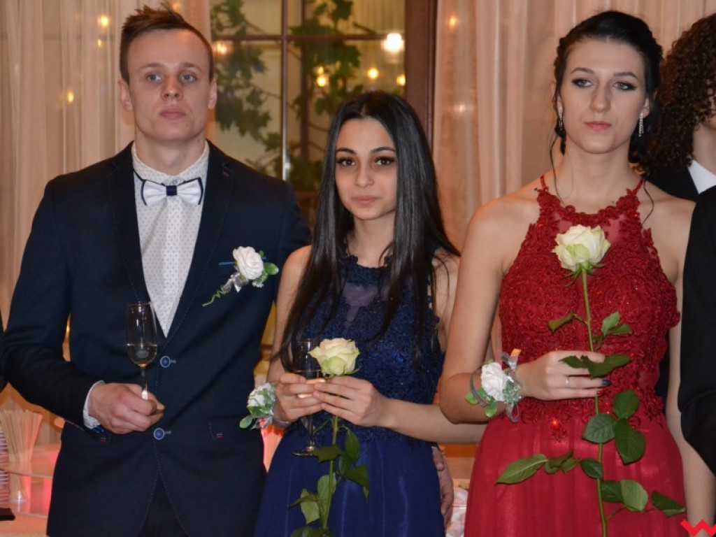 Licealiści zatańczyli poloneza. Teraz inne tańce i zabawa do białego rana