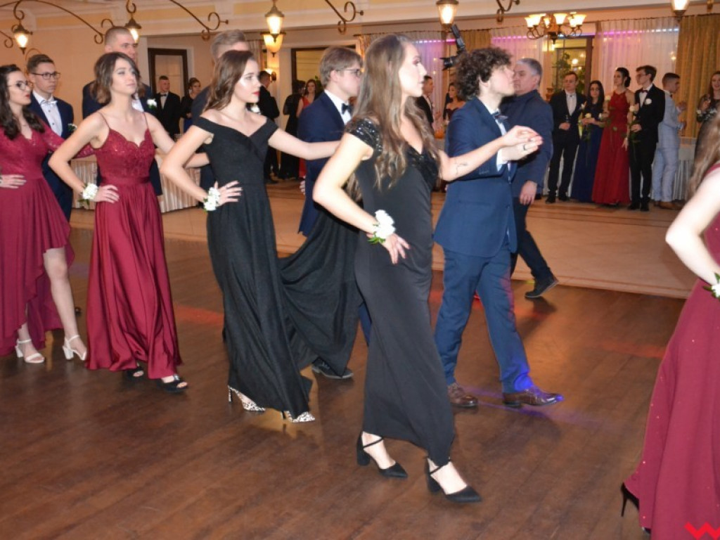 Licealiści zatańczyli poloneza. Teraz inne tańce i zabawa do białego rana