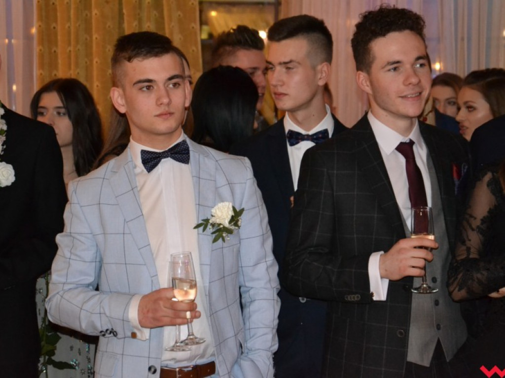 Licealiści zatańczyli poloneza. Teraz inne tańce i zabawa do białego rana