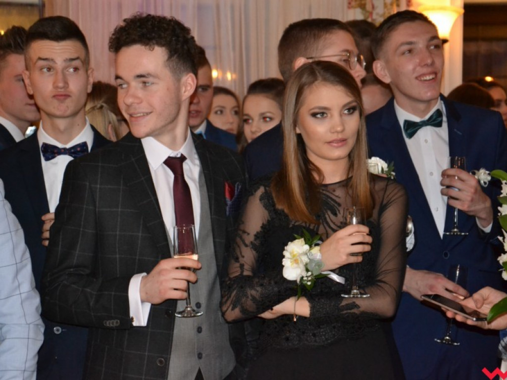 Licealiści zatańczyli poloneza. Teraz inne tańce i zabawa do białego rana