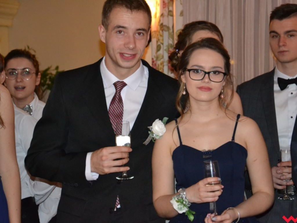 Licealiści zatańczyli poloneza. Teraz inne tańce i zabawa do białego rana