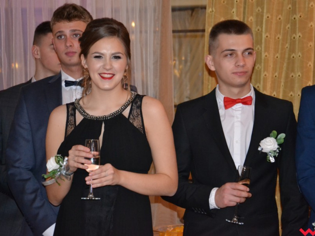 Licealiści zatańczyli poloneza. Teraz inne tańce i zabawa do białego rana