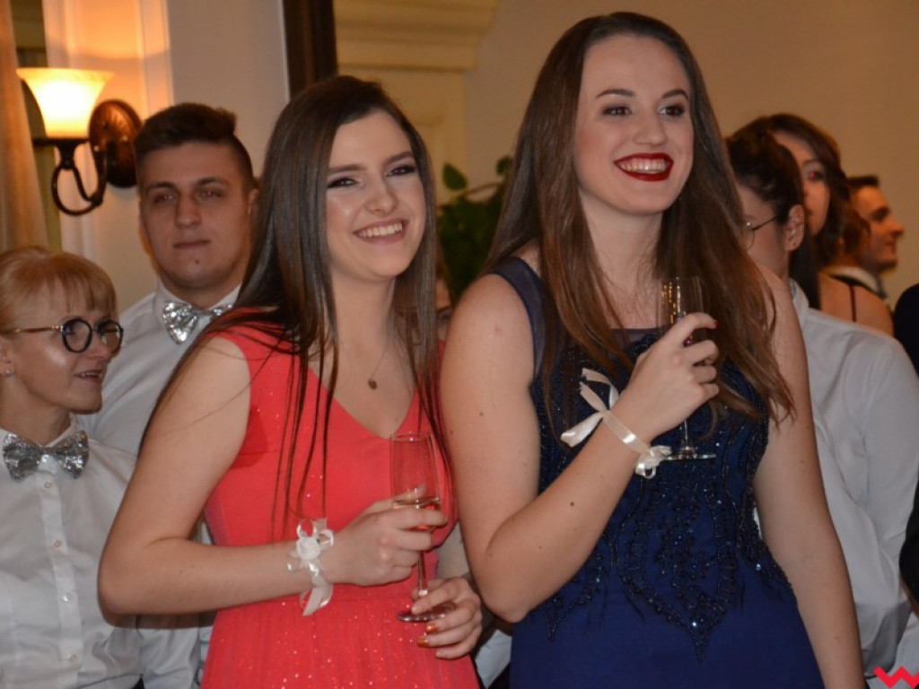 Licealiści zatańczyli poloneza. Teraz inne tańce i zabawa do białego rana