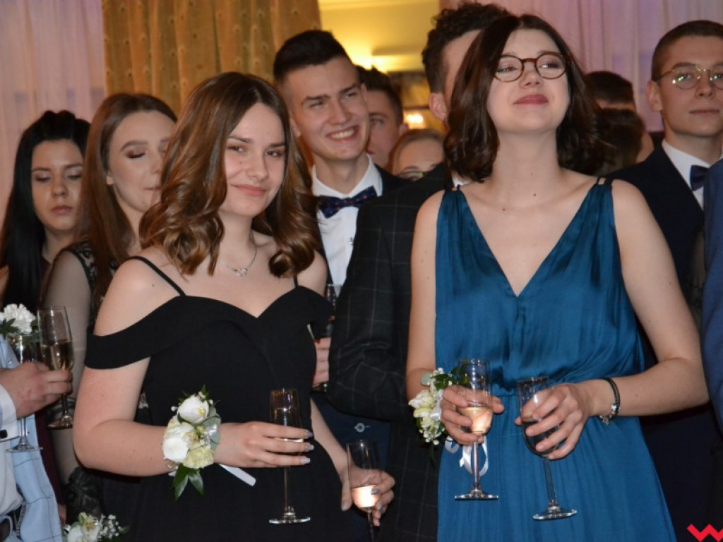 Licealiści zatańczyli poloneza. Teraz inne tańce i zabawa do białego rana