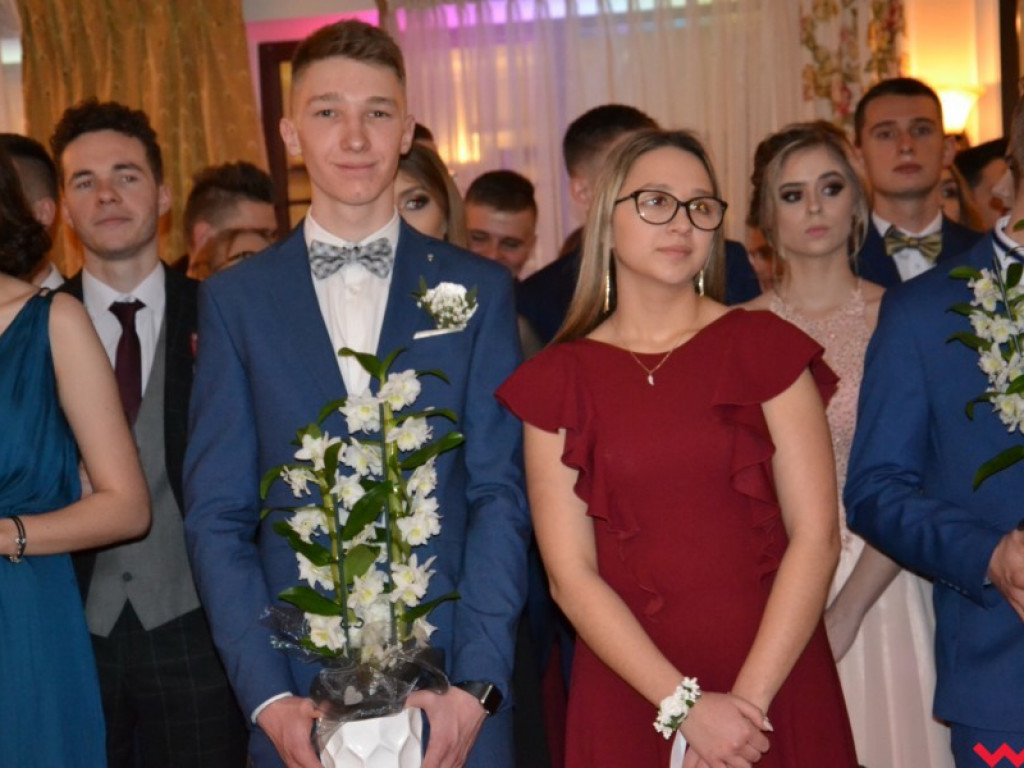 Licealiści zatańczyli poloneza. Teraz inne tańce i zabawa do białego rana