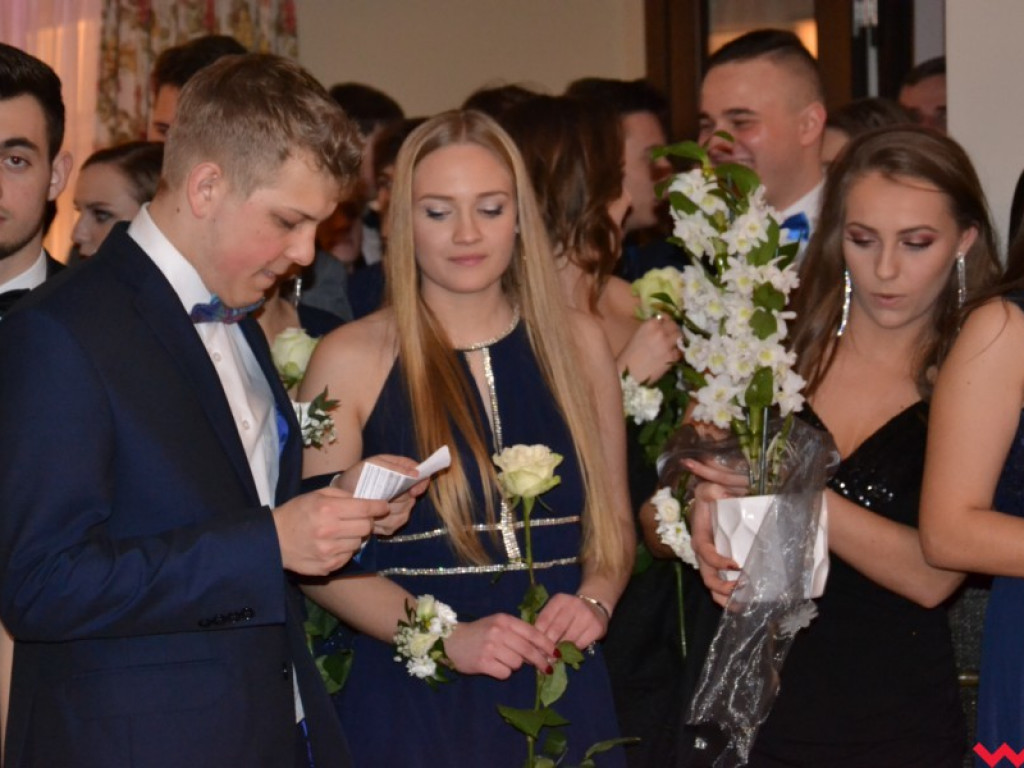 Licealiści zatańczyli poloneza. Teraz inne tańce i zabawa do białego rana