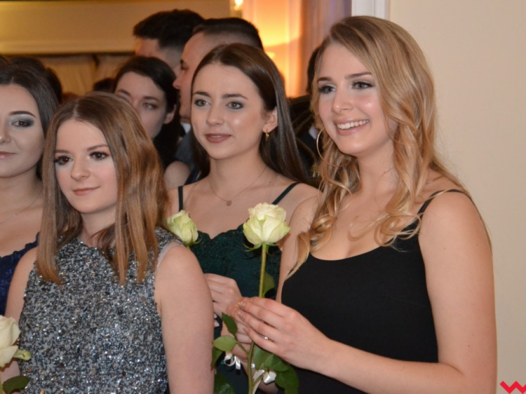 Licealiści zatańczyli poloneza. Teraz inne tańce i zabawa do białego rana