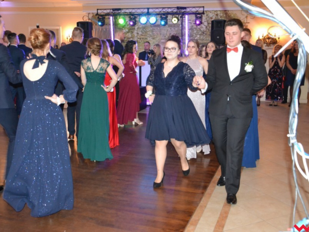 Licealiści zatańczyli poloneza. Teraz inne tańce i zabawa do białego rana