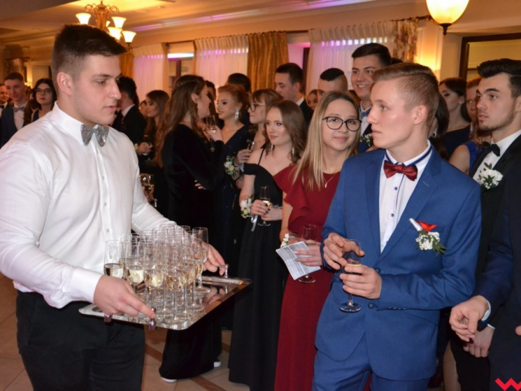 Licealiści zatańczyli poloneza. Teraz inne tańce i zabawa do białego rana