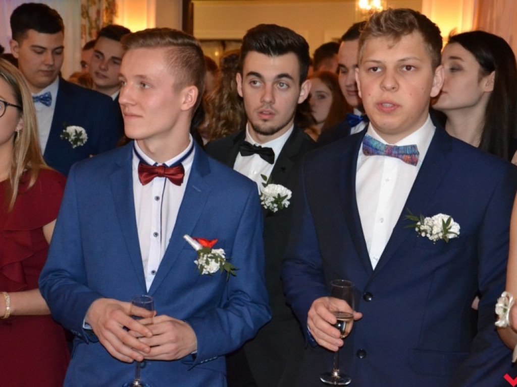 Licealiści zatańczyli poloneza. Teraz inne tańce i zabawa do białego rana