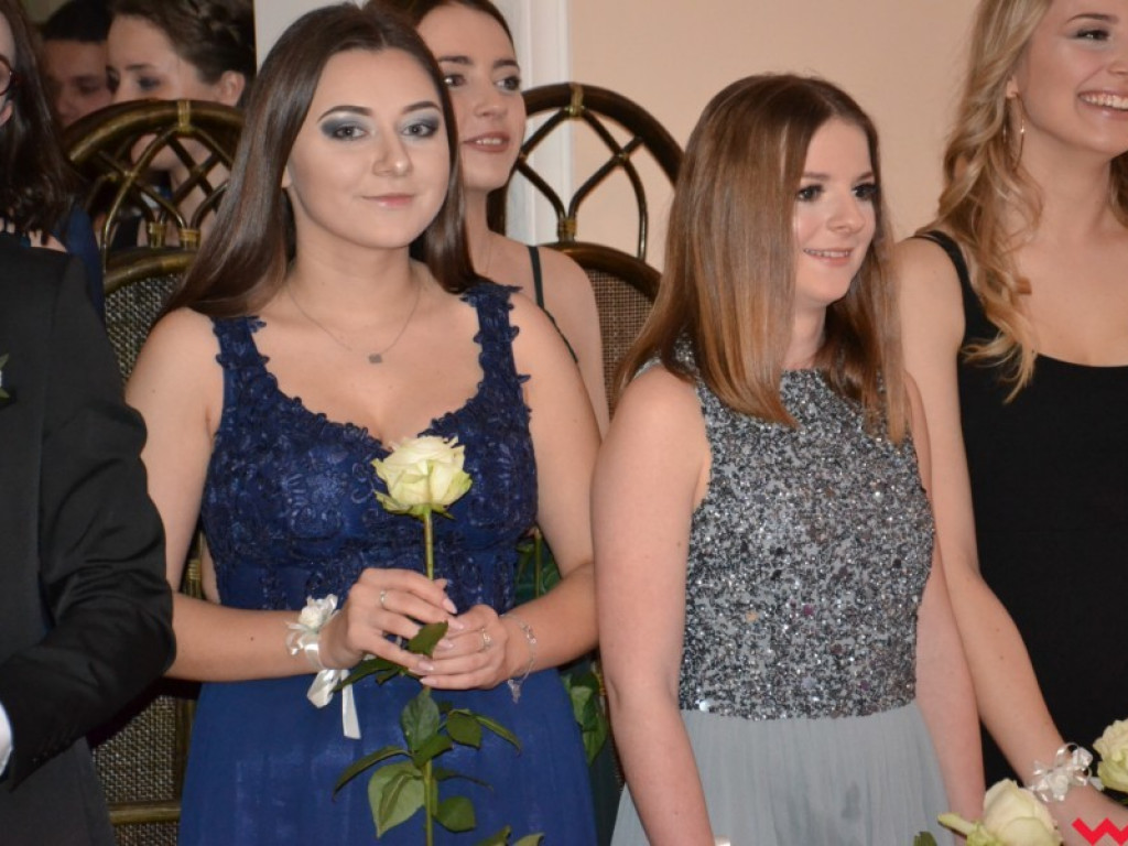 Licealiści zatańczyli poloneza. Teraz inne tańce i zabawa do białego rana