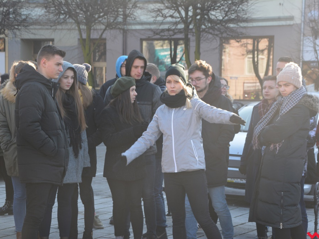 Dziś licealiści z „Sienkiewicza” zatańczą poloneza na swojej studniówce. A tak wyglądała próba generalna