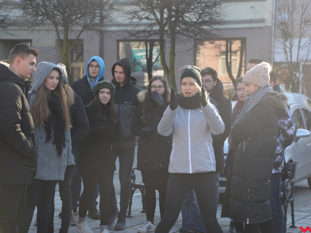 Dziś licealiści z „Sienkiewicza” zatańczą poloneza na swojej studniówce. A tak wyglądała próba generalna