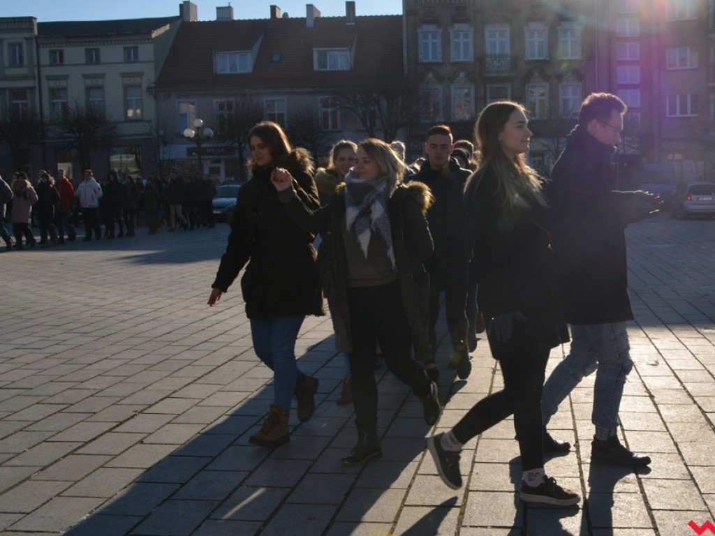 Dziś licealiści z „Sienkiewicza” zatańczą poloneza na swojej studniówce. A tak wyglądała próba generalna