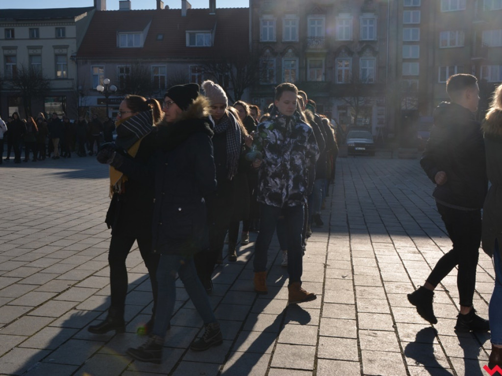 Dziś licealiści z „Sienkiewicza” zatańczą poloneza na swojej studniówce. A tak wyglądała próba generalna