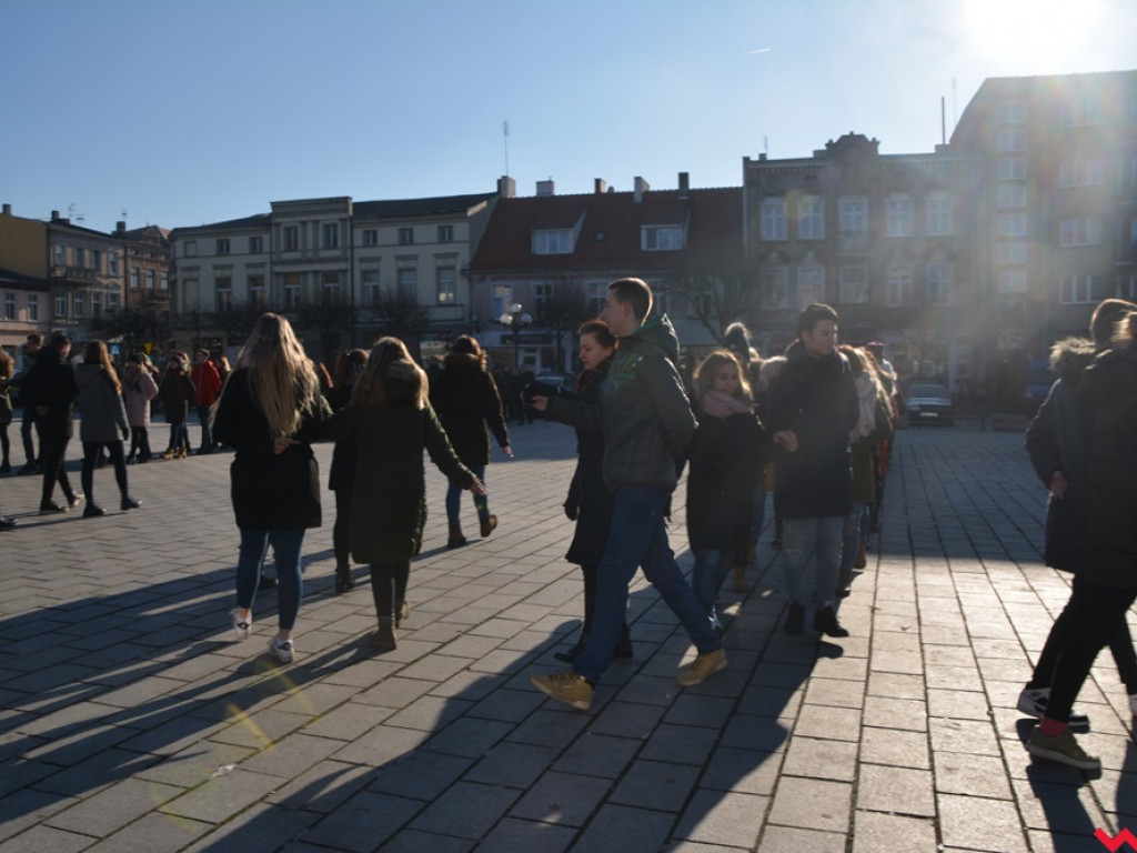 Dziś licealiści z „Sienkiewicza” zatańczą poloneza na swojej studniówce. A tak wyglądała próba generalna