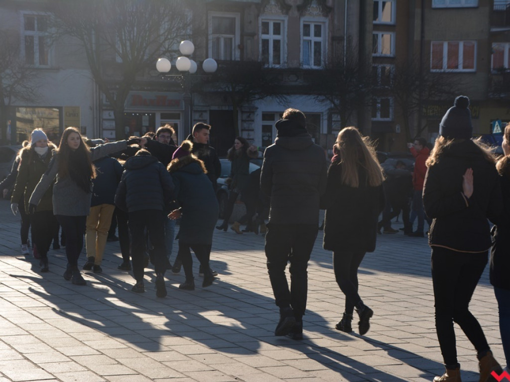 Dziś licealiści z „Sienkiewicza” zatańczą poloneza na swojej studniówce. A tak wyglądała próba generalna