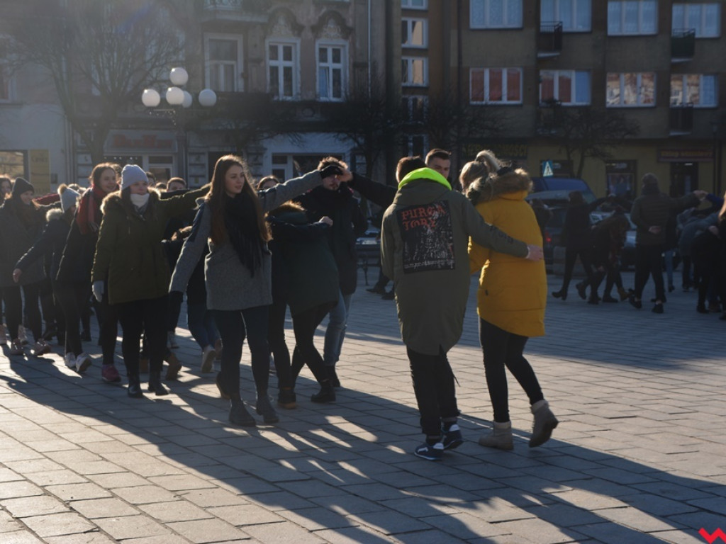 Dziś licealiści z „Sienkiewicza” zatańczą poloneza na swojej studniówce. A tak wyglądała próba generalna