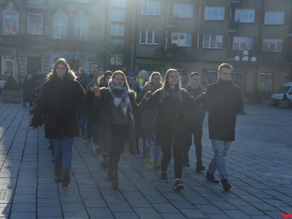 Dziś licealiści z „Sienkiewicza” zatańczą poloneza na swojej studniówce. A tak wyglądała próba generalna