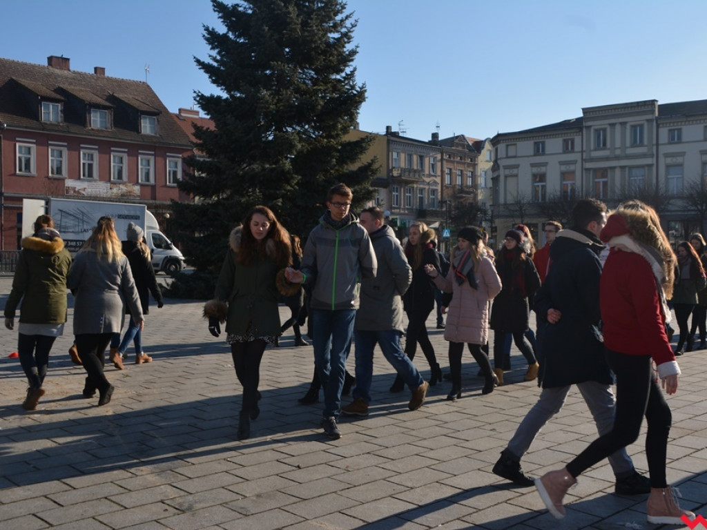 Dziś licealiści z „Sienkiewicza” zatańczą poloneza na swojej studniówce. A tak wyglądała próba generalna