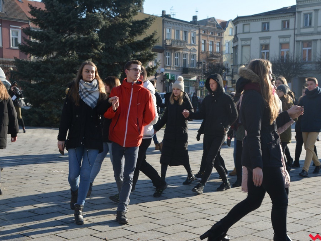 Dziś licealiści z „Sienkiewicza” zatańczą poloneza na swojej studniówce. A tak wyglądała próba generalna