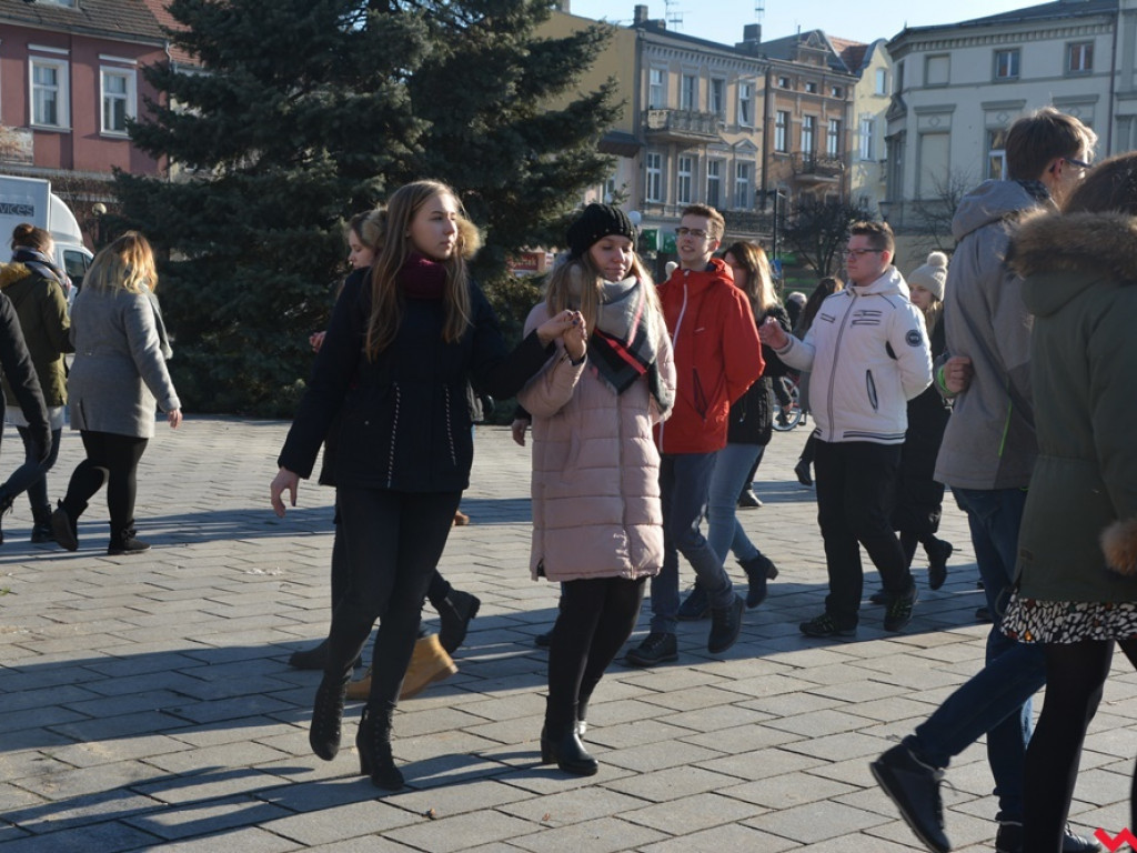 Dziś licealiści z „Sienkiewicza” zatańczą poloneza na swojej studniówce. A tak wyglądała próba generalna