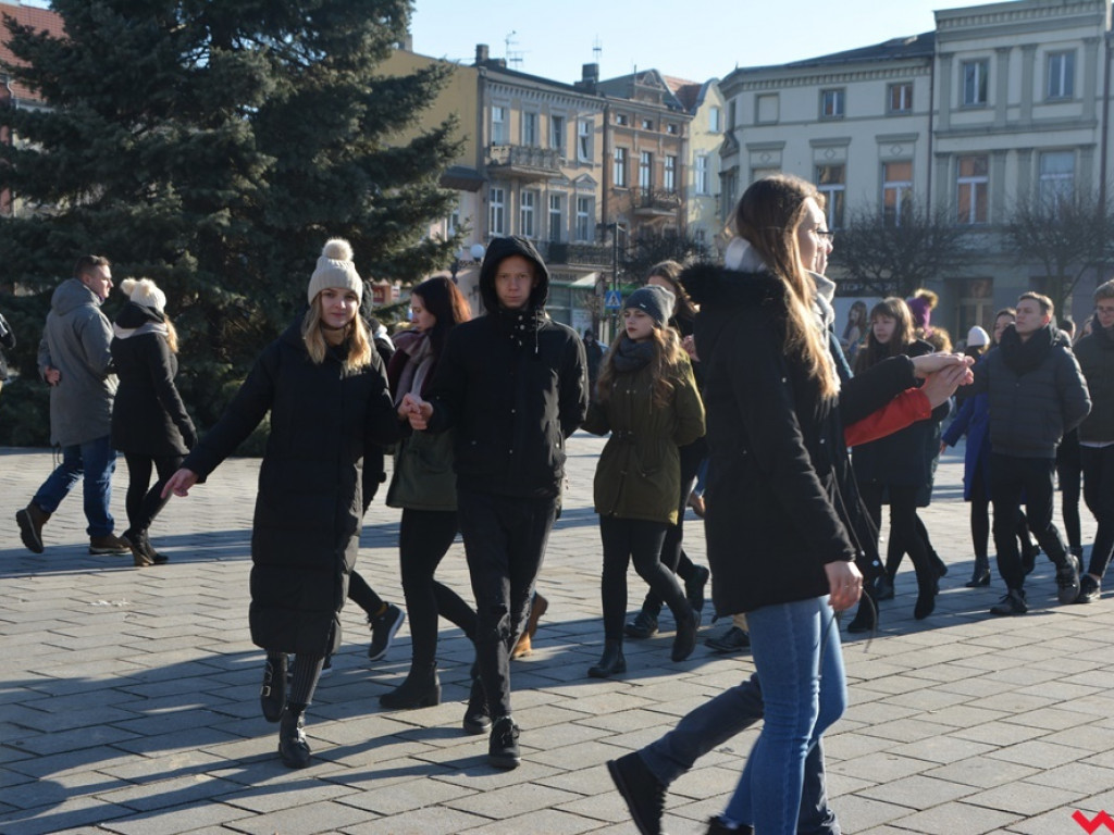 Dziś licealiści z „Sienkiewicza” zatańczą poloneza na swojej studniówce. A tak wyglądała próba generalna