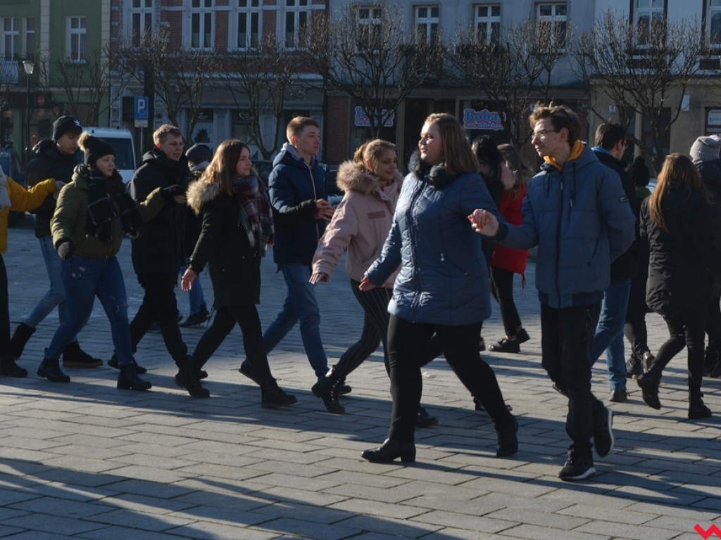 Dziś licealiści z „Sienkiewicza” zatańczą poloneza na swojej studniówce. A tak wyglądała próba generalna